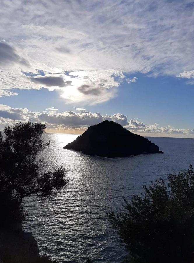 Casa Baia Azzurra Apartment Bergeggi Bagian luar foto
